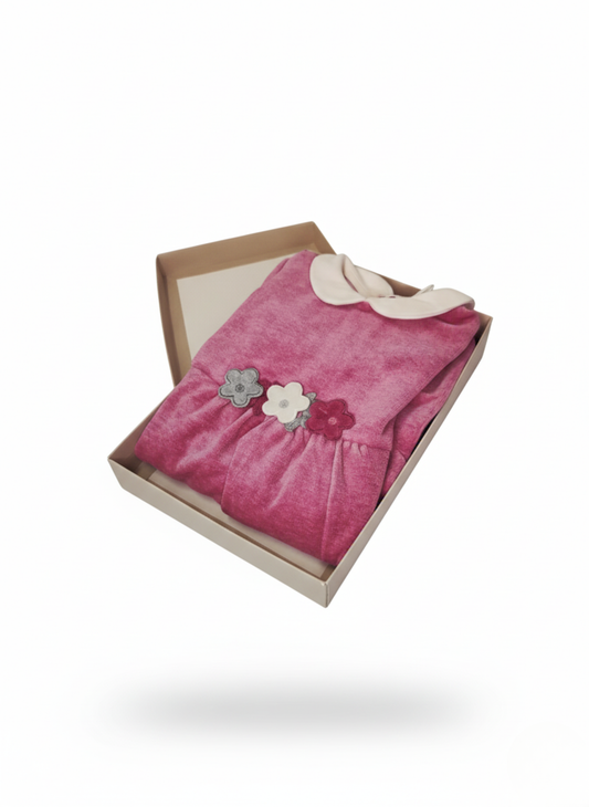 PELELE CON GORRO FUCSIA Y APLICACIONES FLORARES